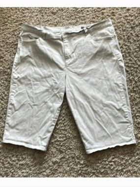 Gloria Vanderbilt Women's White Bermuda Shorts